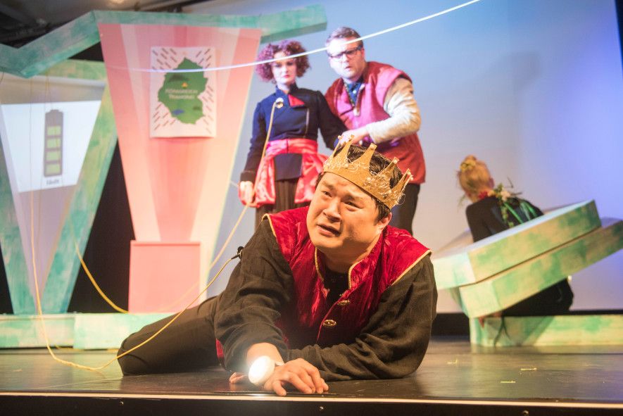 Theater am Domhof / Die Feen  - Fassung für Kinder - hier :  Arindal glaubt seine Fee für immer verloren zu haben (Veronika Schäfer, Tobias Bialluch, Yohan Kim, Clara Nadeshdin) © Uwe Lewandowski