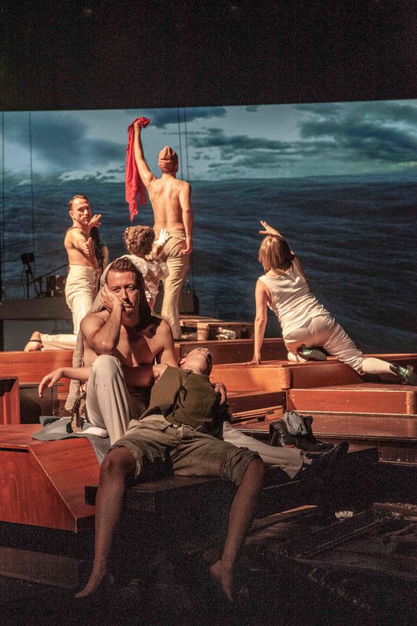 Theater Münster / Das Floß der Medusa - hier : Rettung, aber keine Rückkehr in die Zivilisation, mit Ilja Harjes, Sandra Schreiber, Christian Bo Salle, Andrea Spicher, Carola von Seckendorff © Oliver Berg