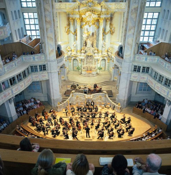  Frauenkirche Dresden / Glashütter Musik-Festspielpreis - Festkonzert - hier : Dirigent Andrew Manze, Geiger Joshua Bell und Orchester © Oliver Killig
