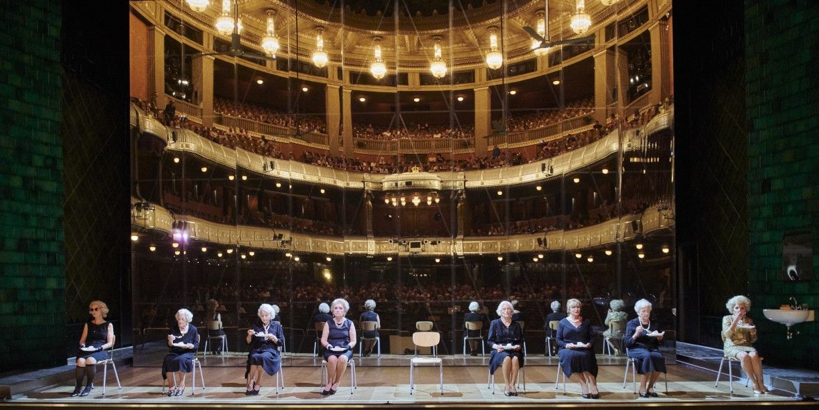 Staatsoper Stuttgart / Iphigénie en Tauride von Christoph Willibald Gluck;- hier: Renate Jett als Iphigénie, und Ensemble der Staatsoper Stuttgart © Martin Sigmund