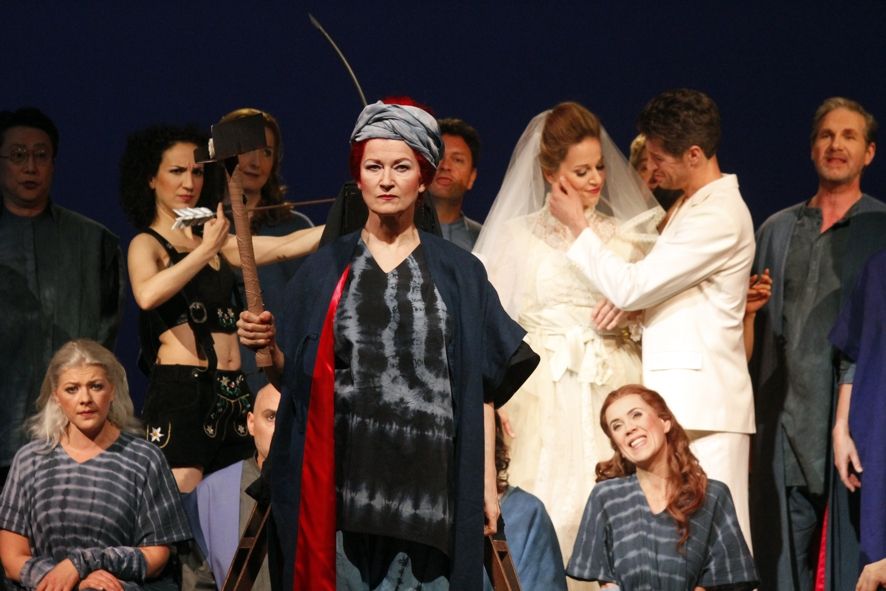 Theater Hagen / Dido and Aeneas - (vlnr): Cristina Piccardi (Bellinda), Marilyn Bennett (vorne, Zauberin), Veronika Haller (Dido), Kenneth Mattice (Aeneas), Chor des Theaters Hagen. © Klaus Lefebvre.