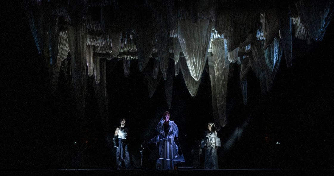 Theatre Royal de la Monnaie / Tristan und Isolde- hier : A. Foster Williams als Kurwenal, A. Petersen als Isolde, N. Gubisch als Brangaene © Van Rompay_Segers