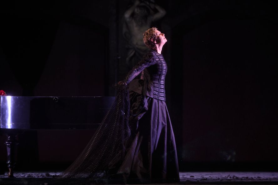 Opera Royal de Wallonie / I Purtitani - hier :  Alexise YERNA als Enrichetta © Opéra Royal de Wallonie-Liège 
