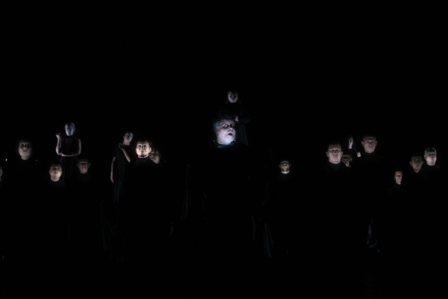  Theater am Domhof / Guercoeur - hier : Im Nirwana-Schattenreich sehnt sich Guercœur nach dem Leben. Rhys Jenkins als Guercoer © Joerg Landsberg