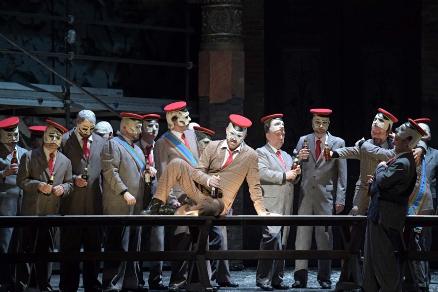 Oper Frankfurt / FAUSTS VERDAMMNIS - Brandon Cedel (Brander; auf dem Tisch sitzend) mit Herrenchor der Oper Frankfurt © Barbara Aumüller