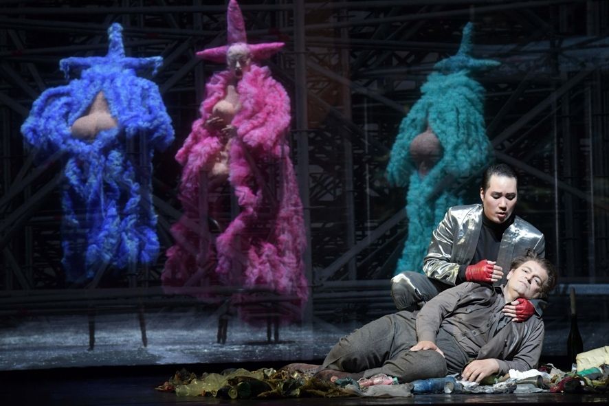 Oper Frankfurt / FAUSTS VERDAMMNIS - Kihwan Sim (Méphistophélès; mit roten Handschuhen) und Giorgio Berrugi (Faust) sowie im Hintergrund Ensemble © Barbara Aumüller