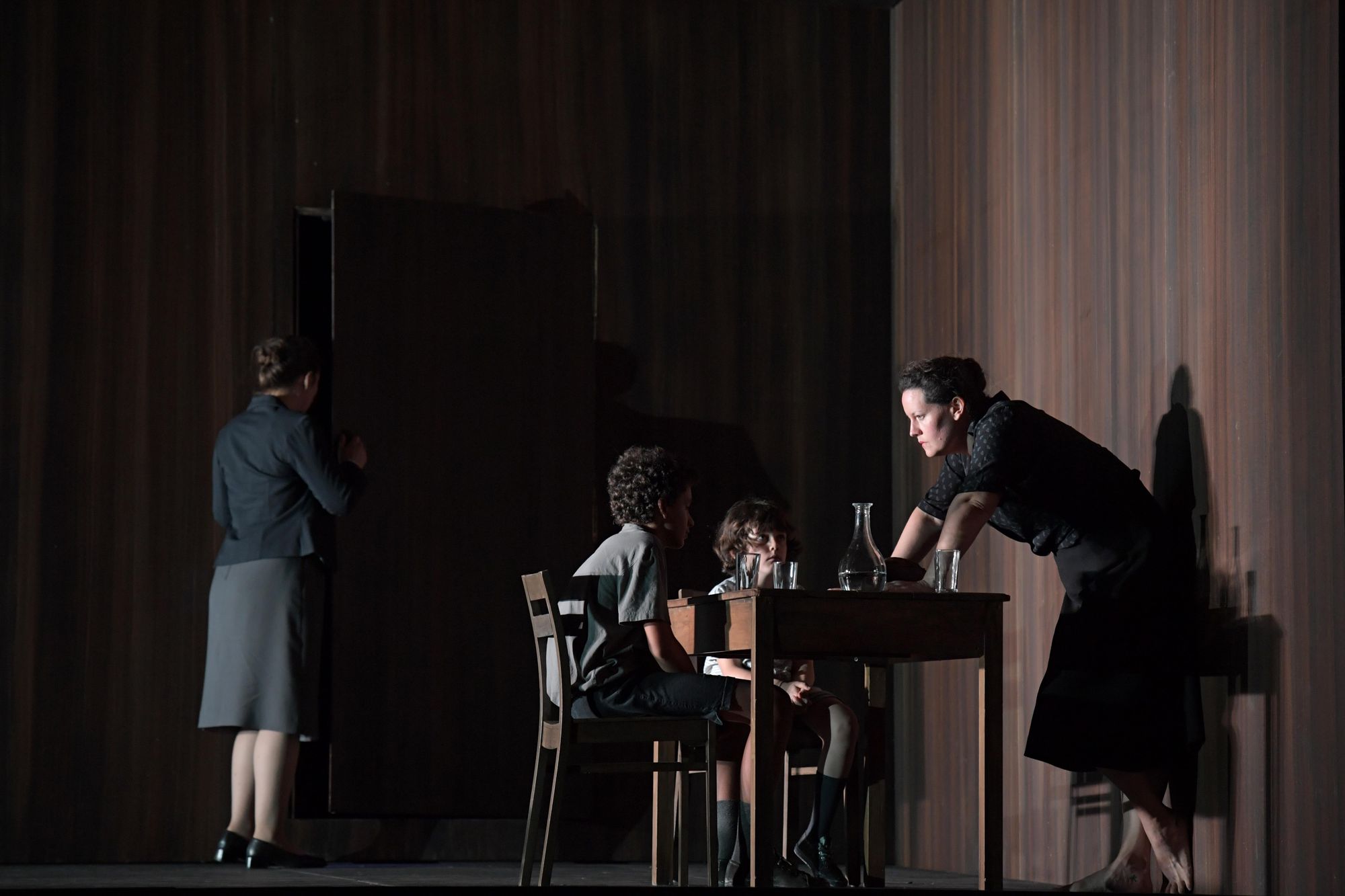 Oper Frankfurt / Norma - rechts Elza van den Heever (Norma) mit ihren Kindern sowie links Julia Moorman (Clotilde) © Barbara Aumüller