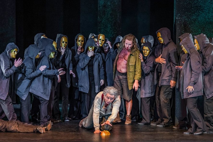 Theater Chemnitz / Siegfried - hier : Arnold Bezuyen als Mime - knieend, Daniel Kirch als Siegfried © Nasser Hashemi