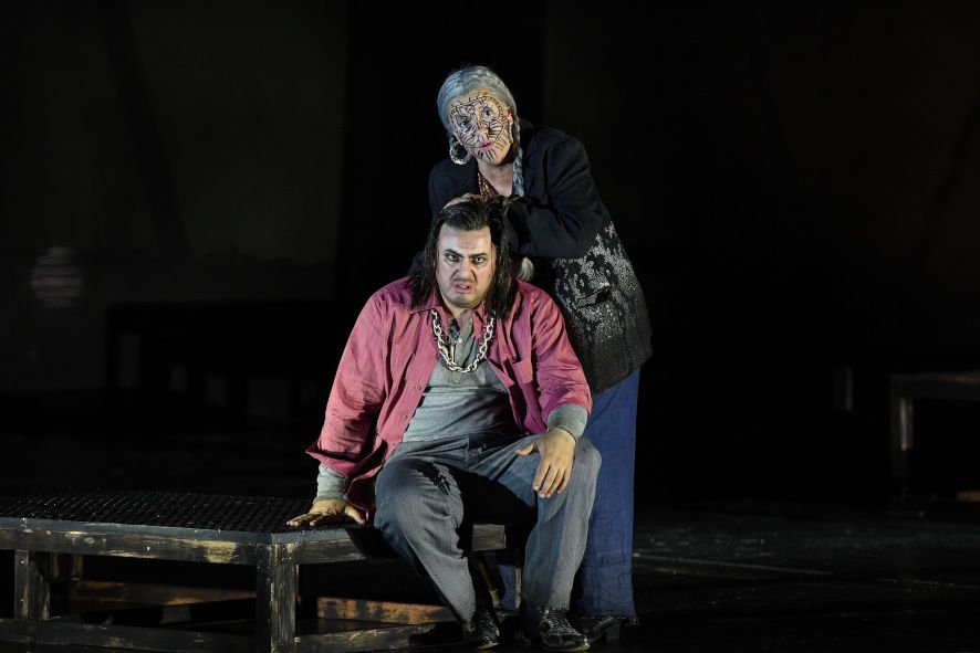 Nationaltheater Mannheim / Il Trovatore -  hier :  Irakli Kakhidze als Manrico und Julia Faylenbogen als Acucena © Hans Jörg Michel