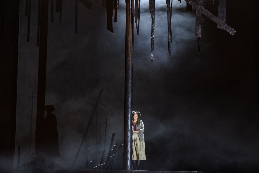 Nationaltheater Mannheim / Il Trovatore - hier :  Miriam Clark als Leonore © Hans Jörg Michel
