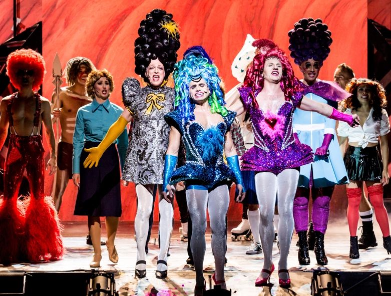 Staatstheater am Gärtnerplatz / Priscilla - Königin der Wüste - Erwin Windegger (Bernadette), Terry Alfaro (Adam), Armin Kahl (Tick), Ensemble © Marie-Laure Briane