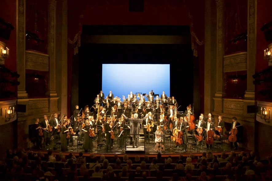 Staatstheater am Gärtnerplatz / Symphonie fantastique -, Sinfonische Lyrik - Orchester des Staatstheaters am Gärtnerplatz, Chefdirigent Anthony Bramall Rezitation: Judith Rosmair © Christian POGO ZACH