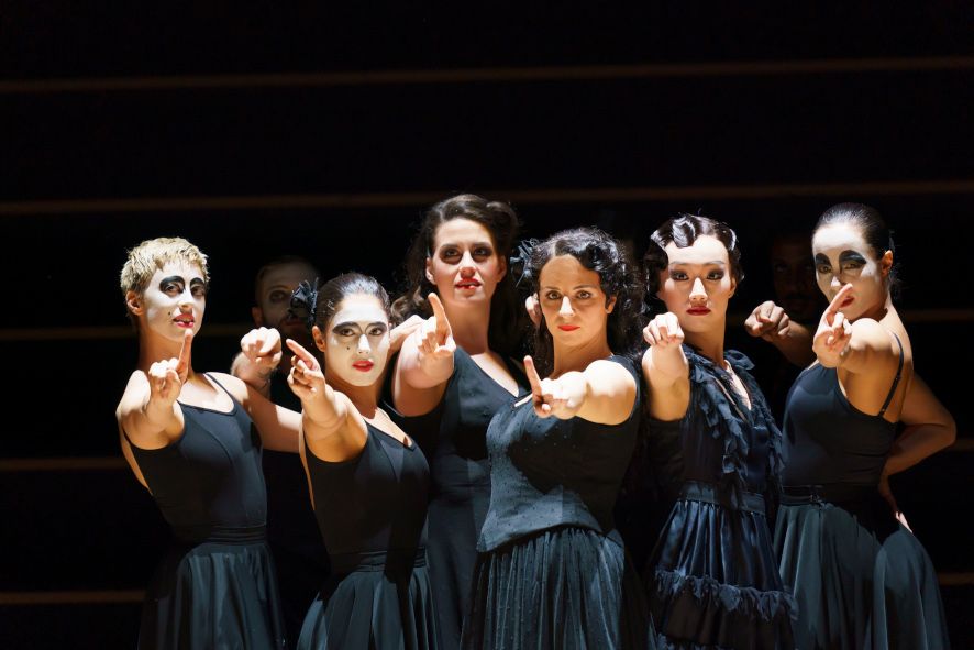 Royal Opera House, / Carmen - hier : Ensemble © Bill Cooper