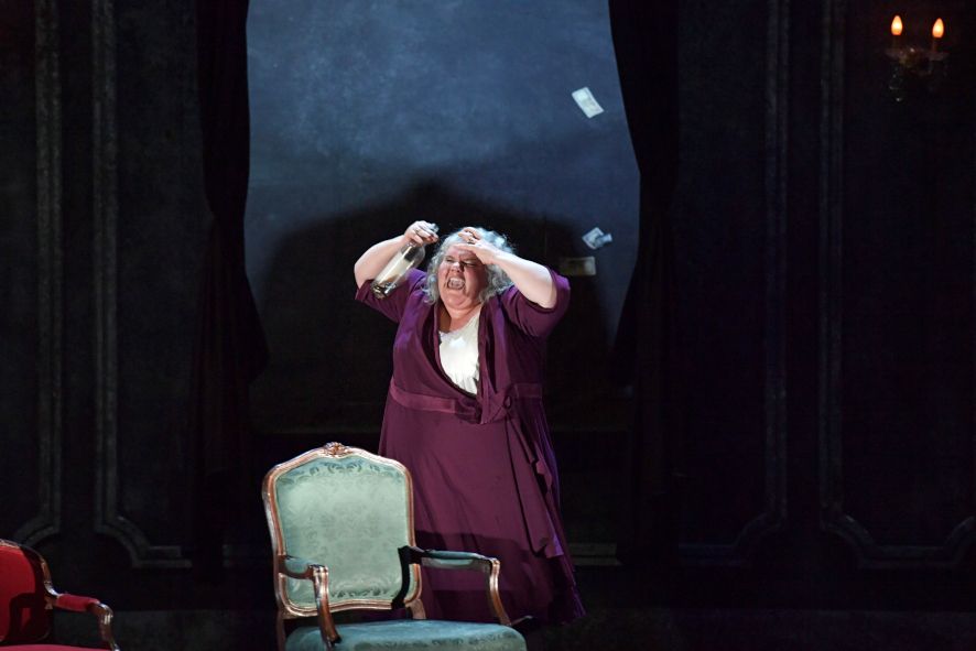 Oper Frankfurt / The Medium - hier : Meredith Arwady als Madame Flora © Barbara Aumueller
