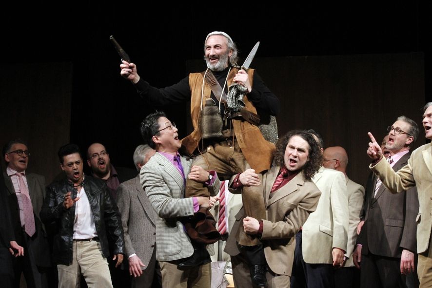 Theater Hagen / Viva Verdi - Chor und Extrachor des Theaters Hagen, Tony Laudadio (in der Mitte) © Klaus Lefebvre