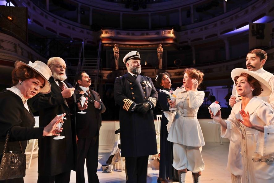 Theater Altenburg Gera / Untergang der Titanic -  v.l.n.r.: Judith Christ als Mrs. Strauss, Johannes Beck als Mr. Isidor Strauss, János Ocsovai als Sir Bruce Ismay, Ulrich Burdack als Kapitän Edward J. Smith, Abenaa Prempeh als Zofe der Mrs. Molly, Anne Preuß als Mrs. Molly, Miriam Zubieta als Lady Madeleine Astor, Alejandro Lárraga Schleske als Colonel John Jacob Astor © Ronnie Ristock