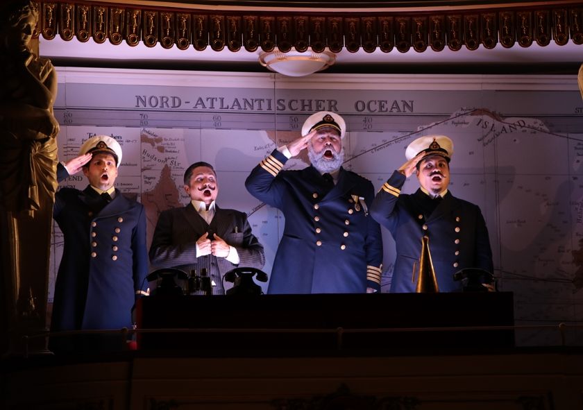 Theater Altenburg Gera, / Untergang der Titanic -  Florian Neubauer als 2. Offizier Charles H. Lightoller, János Ocsovai als Sir Bruce Ismay, Ulrich Burdack als Kapitän Edward J. Smith, Gustavo Mordente Eda als 1. Offizier William M. Murdoch © Ronnie Ristock