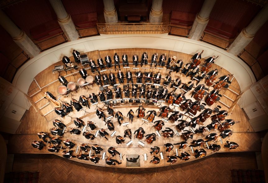 Wiener Symphoniker / Gruppenfoto am Podium des Großen Saales im Wiener Konzerthaus (mit Chefdirigent), © Stefan Oláh