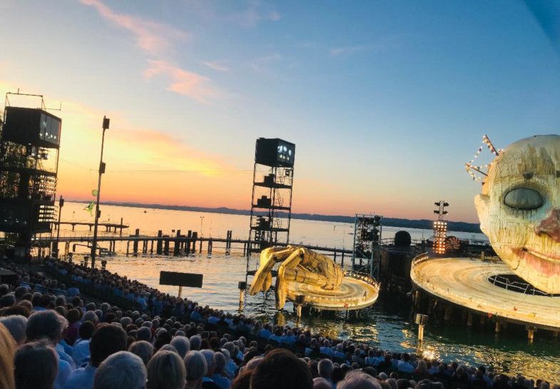 Bregenzer Festspiele / Seebühne von Bregenz im Abenddämmerlicht © Daniela Zimmermann