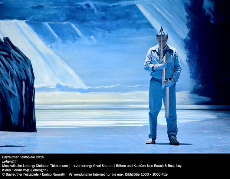  Bayreuther Festspiele 2019 / Lohengrin - hier : Klaus Florian Vogt als Lohengrin, das Bühnenbild ganz in Delfter Blau gehüllt © Bayreuther Festspiele / Enrico Nawrath
