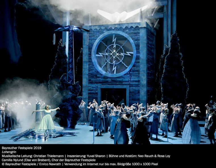 Bayreuther Festspiele 2019 / Lohengrin - hier : Camilla Nylund als Elsa von Brabant, Ensemble © Bayreuther Festspiele / Enrico Nawrath