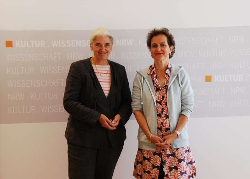 Ministerium für Kultur und Wissenschaft des Landes NRW / Ministerin Isabel Pfeiffer-Poensgen und Barbara Frey © Tobias Kreutzer/MKW