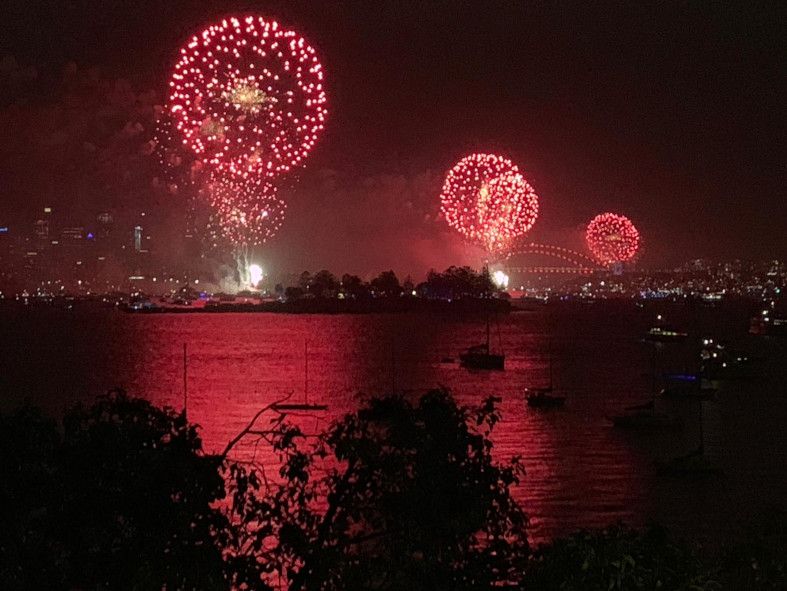 Das weltberühmte Neujahrsfeuerwerk über Sydney Harbour Bridge © IOCO