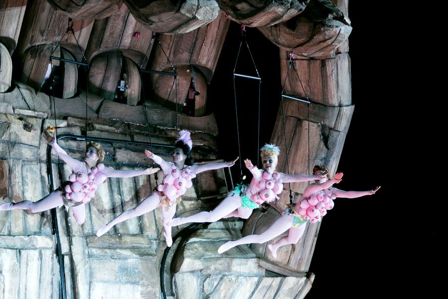  Bregenz Festspiele / Rigoletto hier vielbruestige Geister schweben zur Arie La donna e mobile © Dietmar Mathis