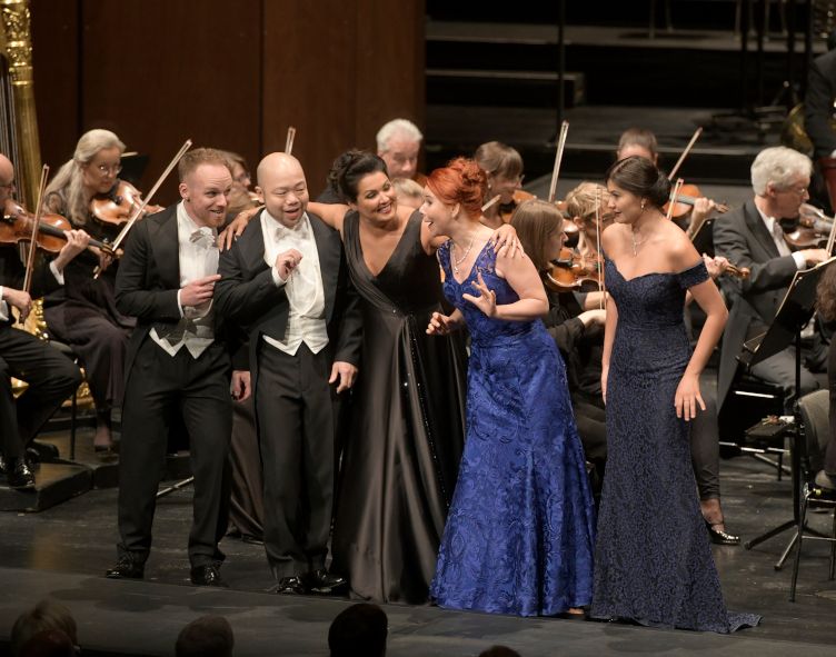 Deutsche Oper Berlin / Adriana Lecouvreur - hier : Padraic Rowan, Ya-Chung Huang, Anna Netrebko, Vlad Borovko, Aigul Akhmetshina und Orchester © Bettina Stöß