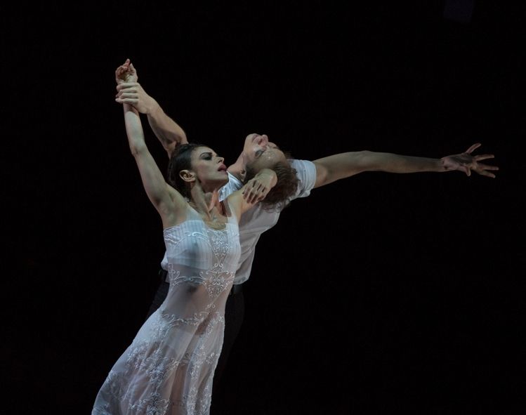 Deutsche Oper am Rhein / Schwanensee – Marlúcia do Amaral (Odette), Marcos Menha (Siegfried) FOTO © Gert Weigelt