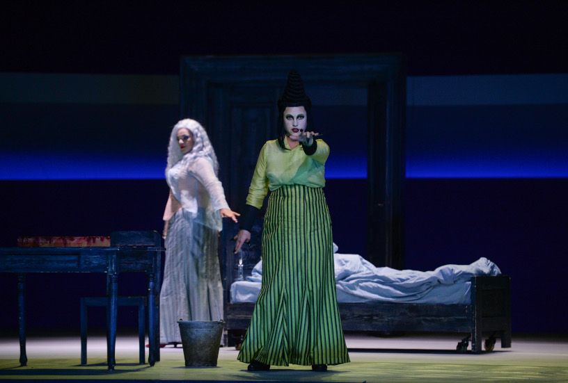 Nationaltheater Mannheim / Die Frau ohne Schatten - hier : Miriam Clark als Kaiserin, Julia Faylenbogen als Amme © Hans Joerg Michel