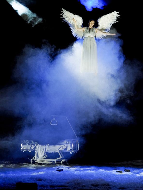  Museumsquartier Wien / Angels in America - hier : Caroline Melzer als Engel von Amerika © Armin Bardel