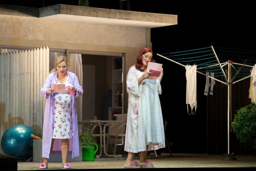 Staatsoper Unter den Linden / Die lustigen Weiber von Windsor - hier : Mandy Fredrich als Frau Fluth und Michaela Schuster als Frau Reich © Monika Rittershaus