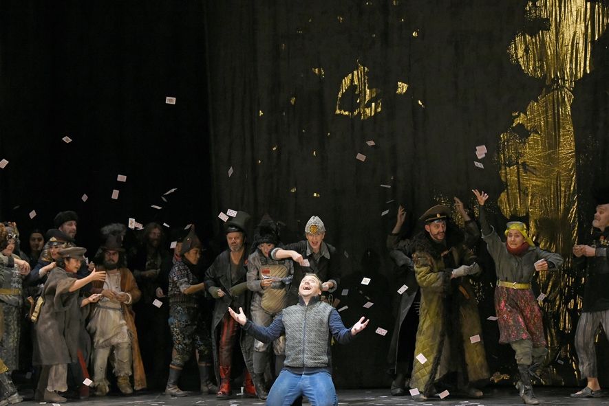 Aalto Theater Essen / Pique Dame - Sergey Polyakov als Hermann (vorne) und der Opernchor des Aalto-Theaters © Forster