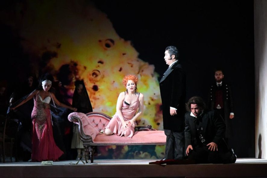  Volkstheater Rostock / La Traviata - hier : Julia Novikova als Violetta und Ensemble © Dorit Gätjen