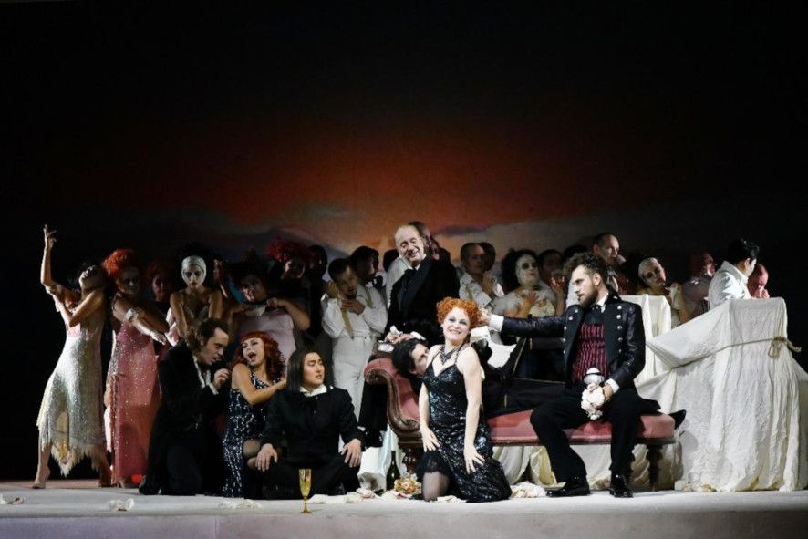 Volkstheater Rostock / La Traviata - hier : Ensemble © Dorit Gätjen