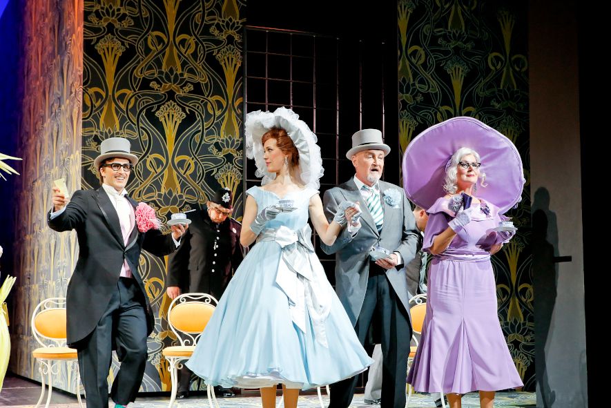  Landestheater Detmold / My fair Lady - hier : Nando Zickgraf (Freddy Eynsford-Hill), Caterina Maier (Eliza Doolittle), Kerstin Klinder (Mrs. Higgins), Hannes Fischer (Oberst Pickering), Jan Friedrich Eggers (Prof. Henry Higgins). © Landestheater Detmold / Birgit Hupfeld