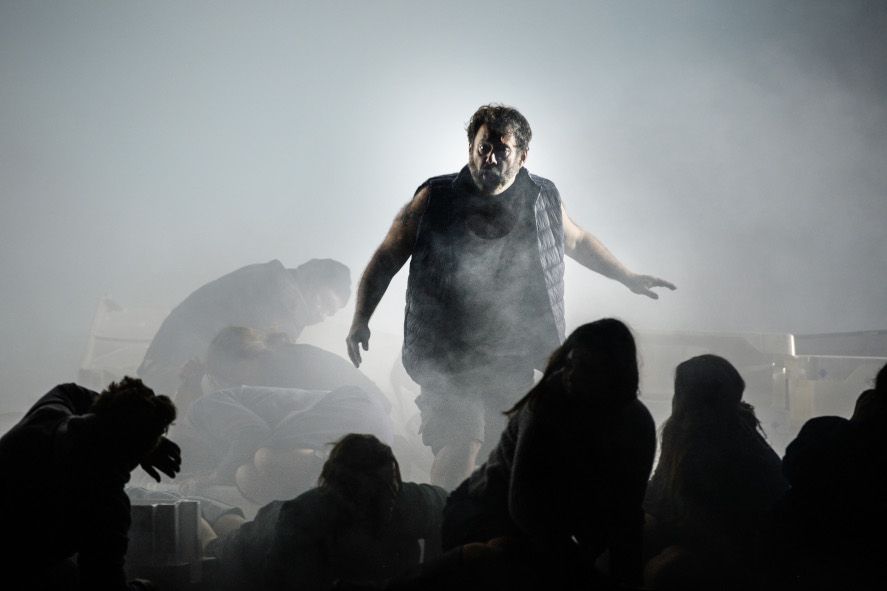 Nationaltheater Mannheim / Peter Grimes - hier :  Roy Cornelius Smith als Peter Grimes , Chor des NTM © Hans Jörg Michel