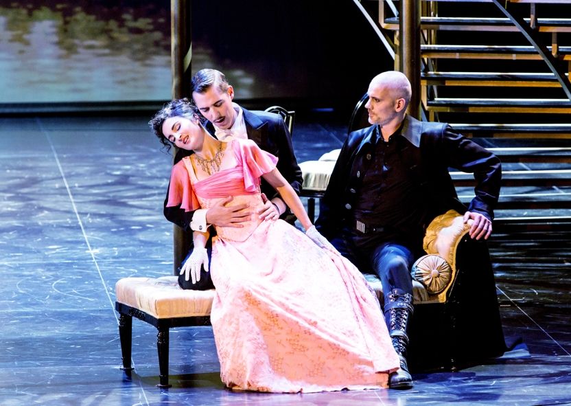 Staatstheater am Gärtnerplatz / Die lustige Witwe - Sophie Mitterhuber (Valencinenne), Maximilian Mayer (Camille de Rossillon), Adam Cooper (Der Tod) © Marie-Laure Briane