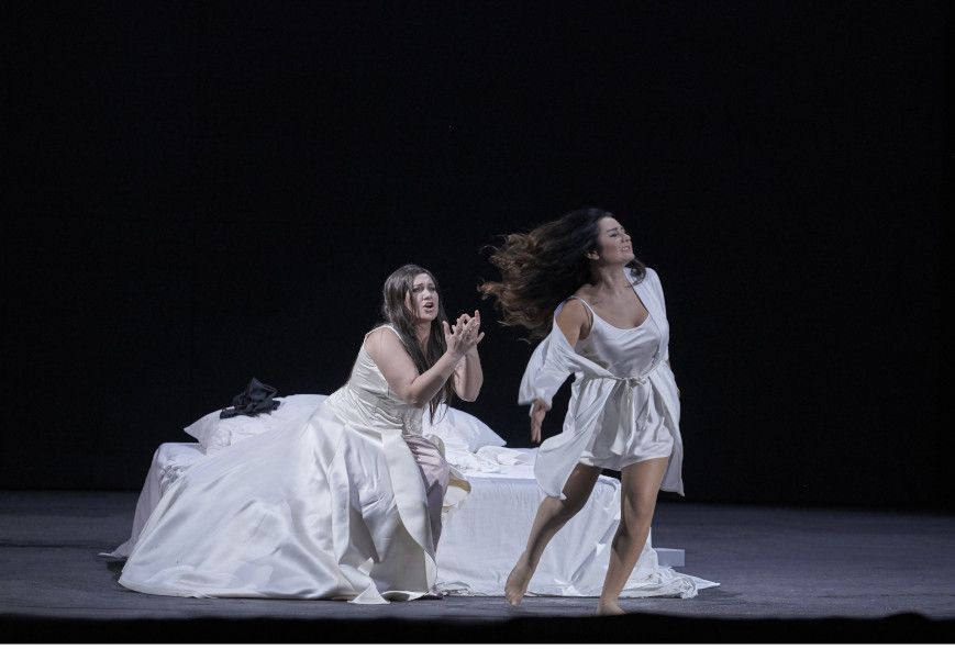 Staatsoper Stuttgart / Don Carlos - hier : Ksenia Dudnikova als Prinzessin Eboli, Olga Busuioc als Elisabeth von Valois © Matthias Baus