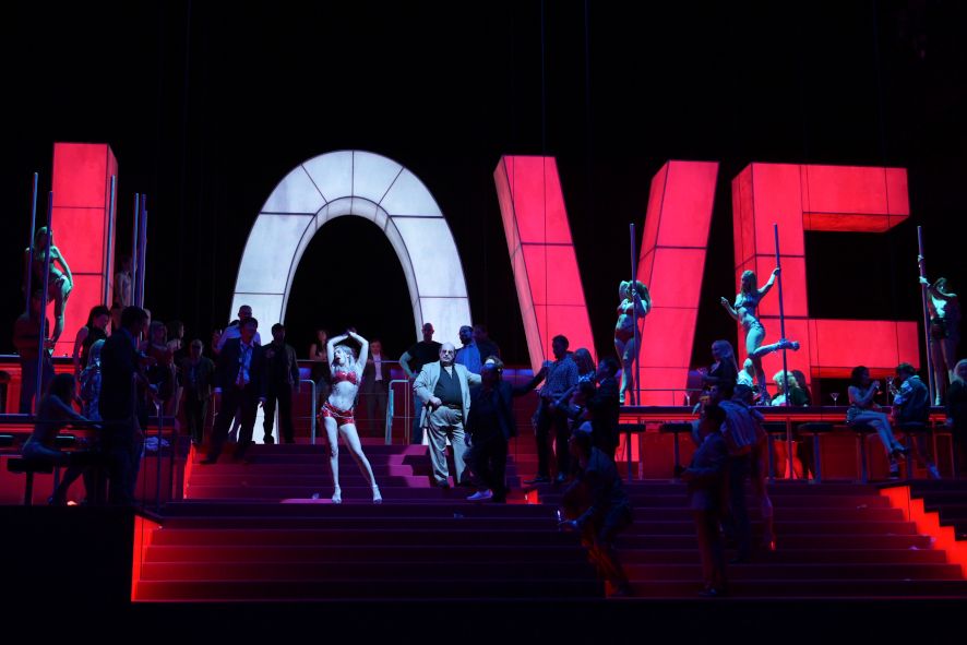 Oper Frankfurt / Manon Lescaut - hier :  Ensemble vor dem LOVE - Symbol © Barbara Aumüller 
