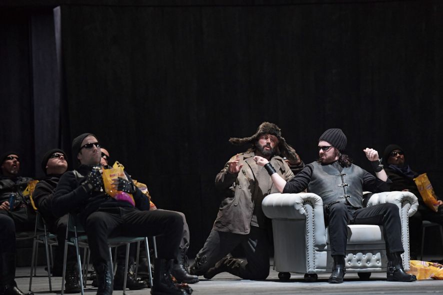  Oper Frankfurt / Lady Macbeth von Mezensk - hier : Iain MacNeil als Polizeichef; rechts im Sessel, Peter Marsh als Der Schäbige; links mit Fellmütze © Barbara Aumüller