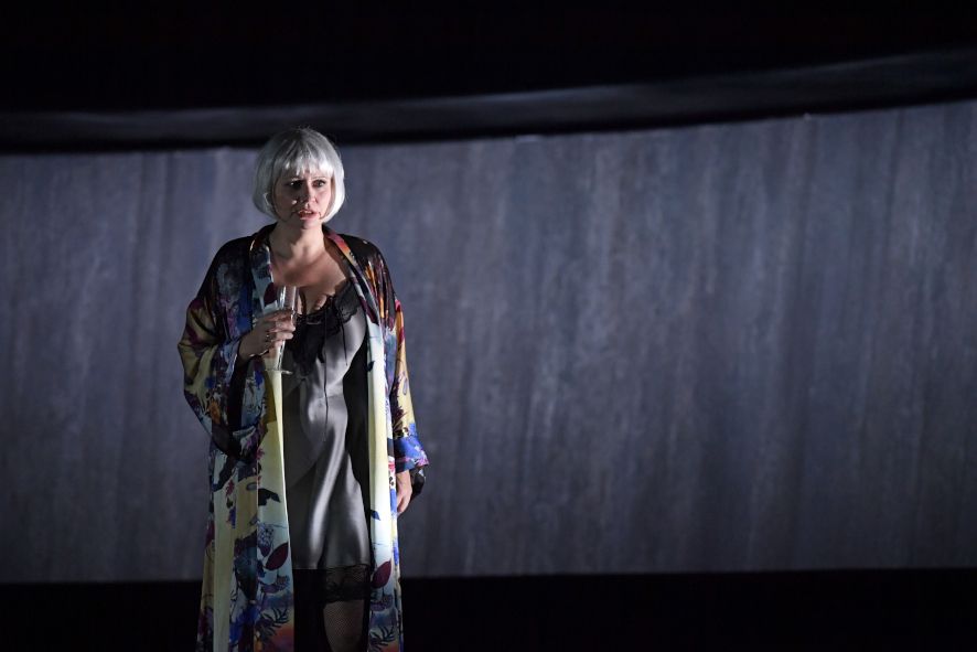 Oper Frankfurt / Lady Macbeth von Mezensk - hier : Anja Kampe als Katerina Ismailowa © Barbara Aumüller