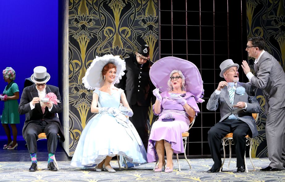  Landestheater Detmold / My fair Lady - hier Nando Zickgraf (Freddy Eynsford-Hill), Caterina Maier (Eliza Doolittle), Kerstin Klinder (Mrs. Higgins), Hannes Fischer (Oberst Pickering), Jan Friedrich Eggers (Prof. Henry Higgins) © Landestheater Detmold / Birgit Hupfeld