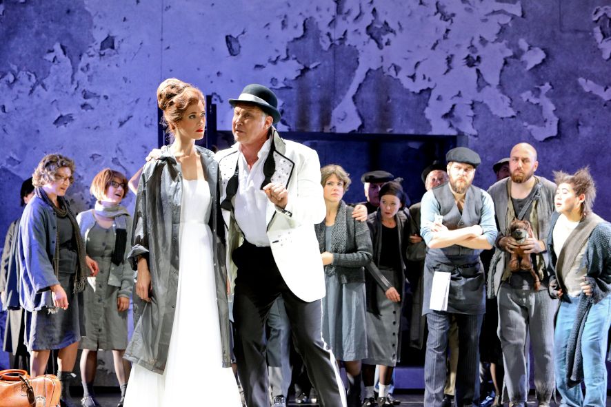 Landestheater Detmold / My fair Lady - hier : Caterina Maier als Eliza Doolittle, Rudi Reschke als Alfred P. Doolittle © Landestheater Detmold / Birgit Hupfeld