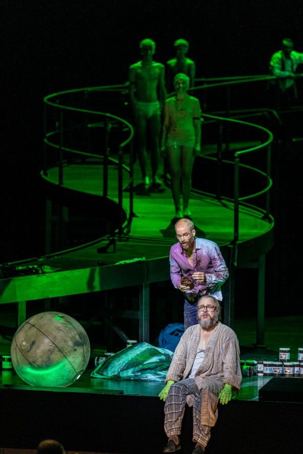  Semperoper Dresden / Le grand Macabre - hier : Christopher Ainslie als Prinz Go-Go, Markus Marquardt als Nekrotzar © Semperoper Dresden / Ludwig Olah