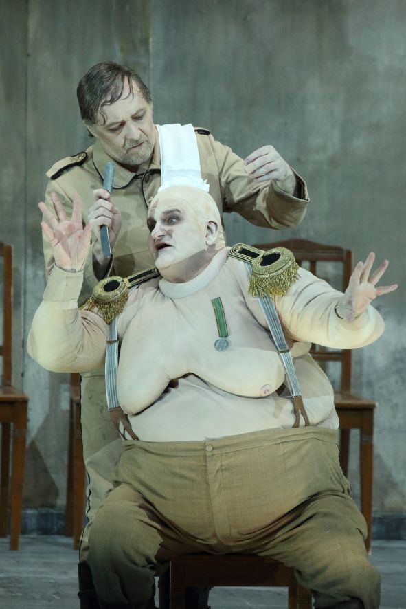 Bayerische Staatsoper München / Wozzeck - hier : Christian Gerhaher als Wozzeck und Wolfgang Ablinger-Sperrhacke als Hauptmann © W. Hoesl