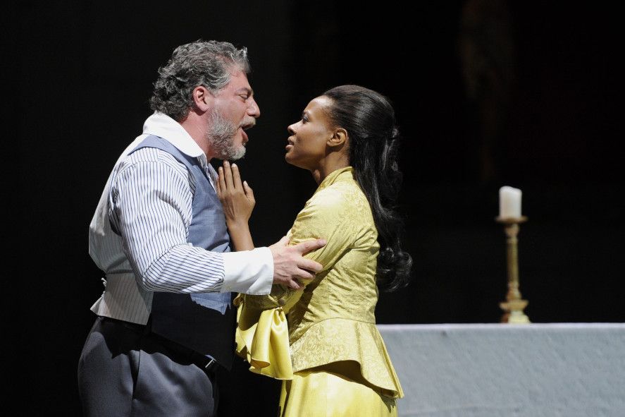 Hessisches Staatstheater Wiesbaden / Tosca - hier : Cavaradossi und Adina Aaron als Tosca © Martin Kaufhold 