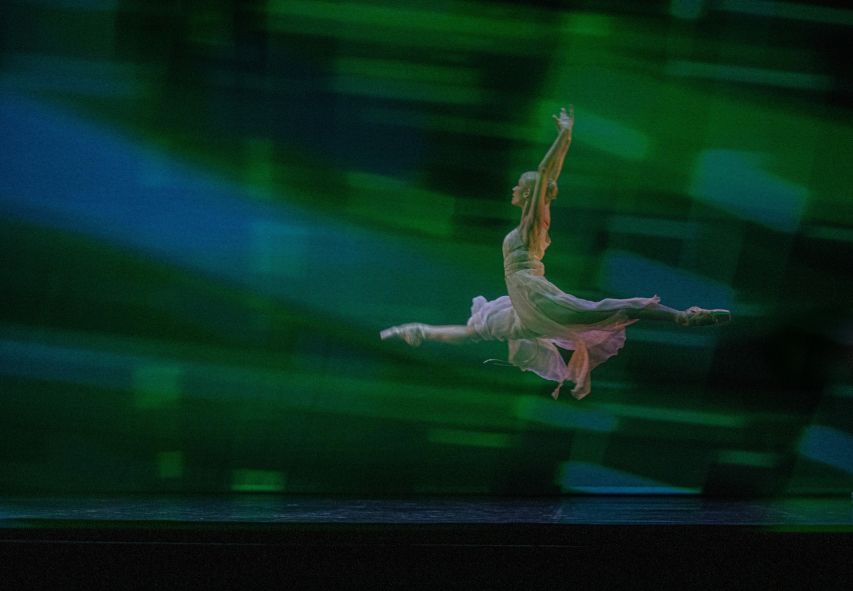  Ballett Dortmund / Purgatorio - hier : Amanda Vieira als die Seele © Helena_Maria_Buckley