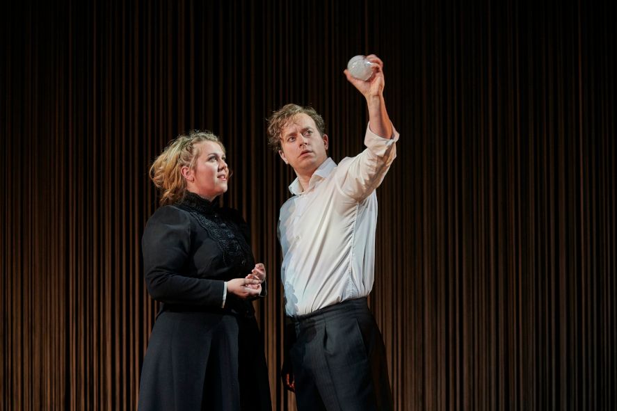 Oper Dortmund / Lohengrin - hier : Christina Nilsson als Elsa von Brabant, Daniel Behle als Lohengrin © Thomas Jauk, Stage Picture 